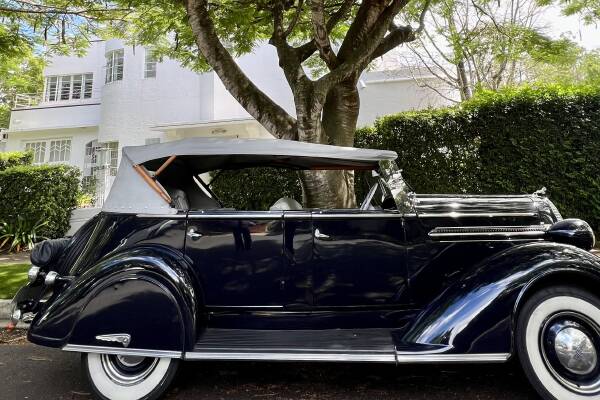 This tour of Brisbane in a vintage convertible is turning heads